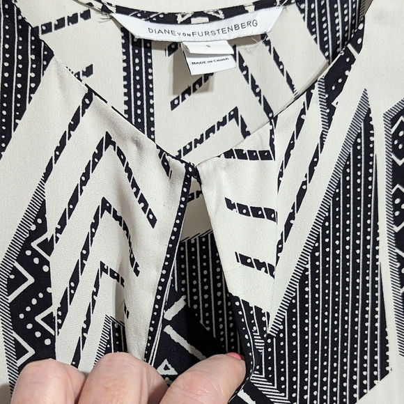 Diane von Furstenberg 'Maya' Print Stretch Silk Black and White Top - Picture 8 of 12